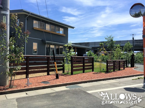 木製フェンスと雑木に囲まれたガーデン