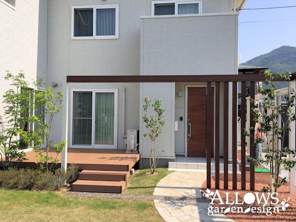 変化を付けた塗り壁で仕切るプライベートガーデン