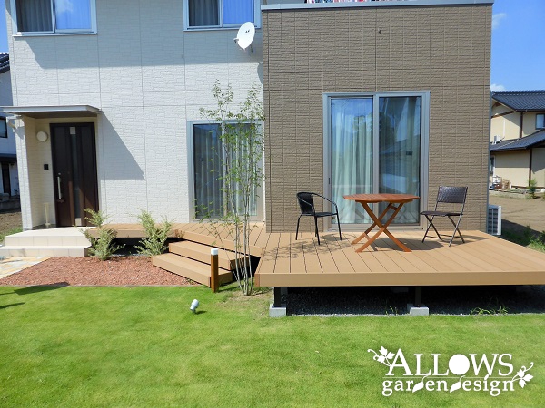 部屋と部屋をつなぐ、広いウッドデッキ