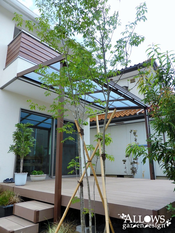 木々に囲まれた心地よいデッキ空間