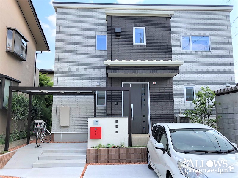 サイクルポートを兼ねたアプローチ屋根