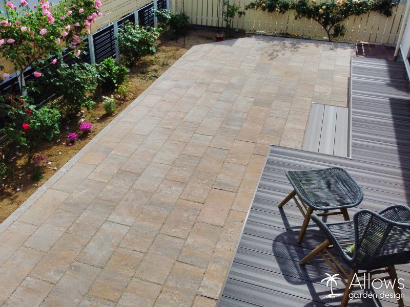 薔薇に囲まれたテラス空間