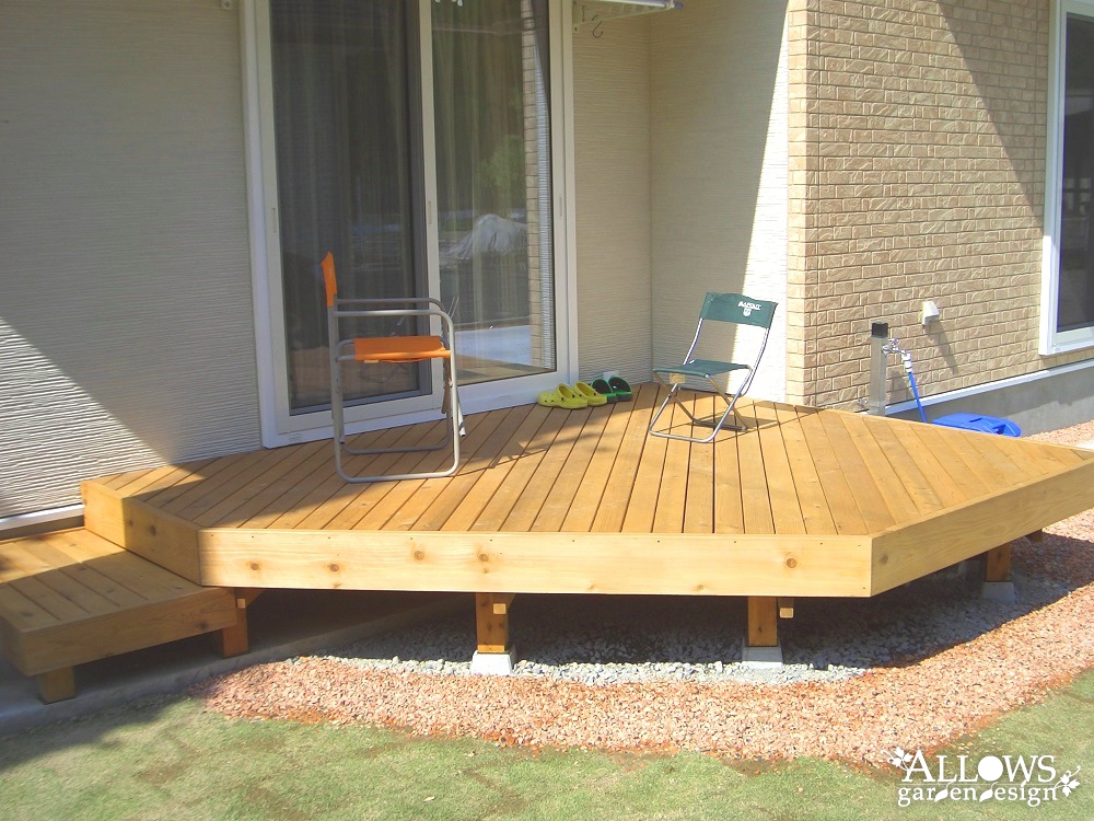 ウッドデッキと芝生の庭