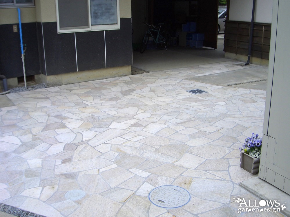 圧巻の天然石張りテラス