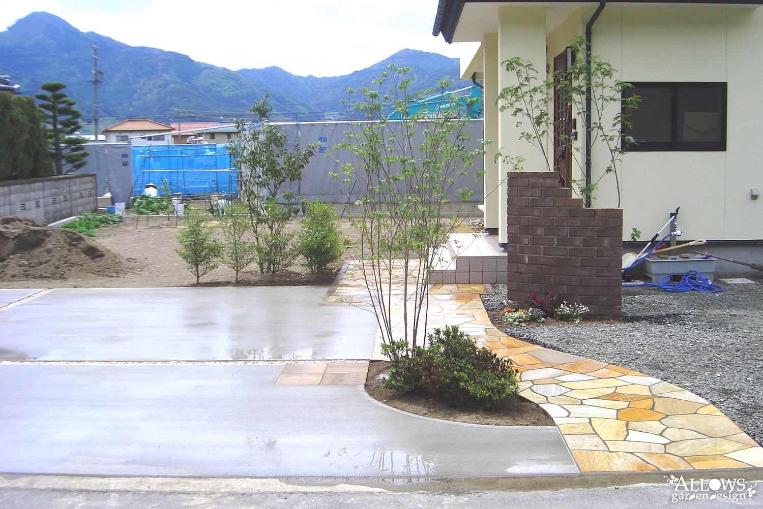 緑を楽しみながら歩くアプローチ