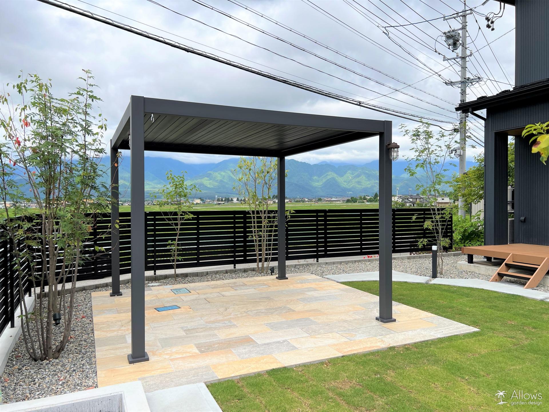 独立オーニングとタイルテラス