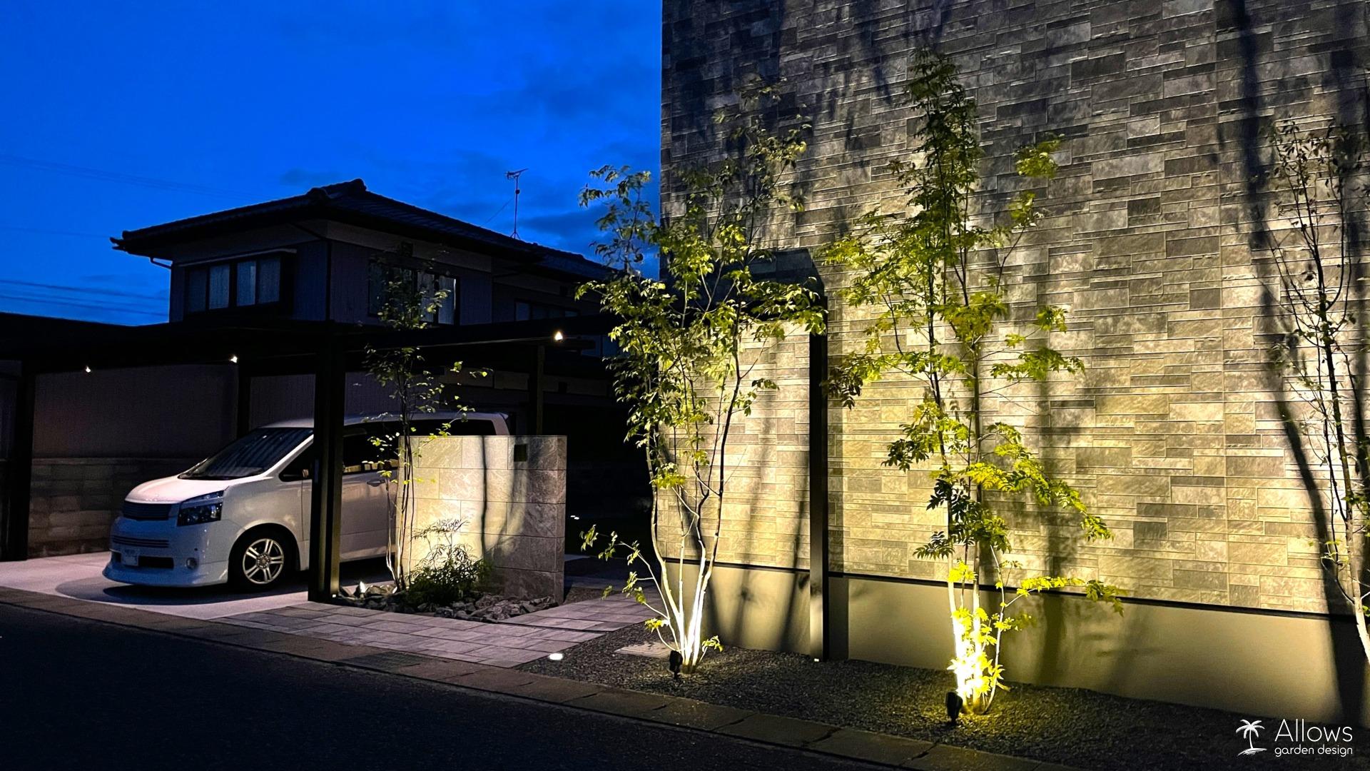 モノトーンで高級感のあるファサード　ナイトシーン