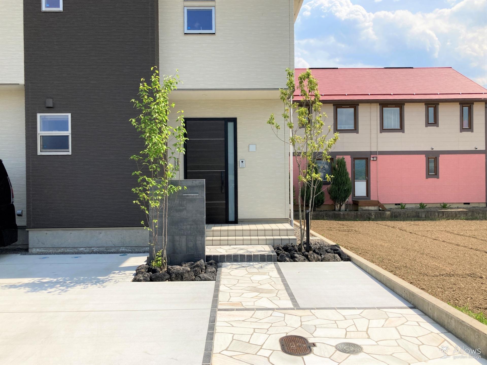 天然石の乱張り（ホワイト）✕レンガ囲い