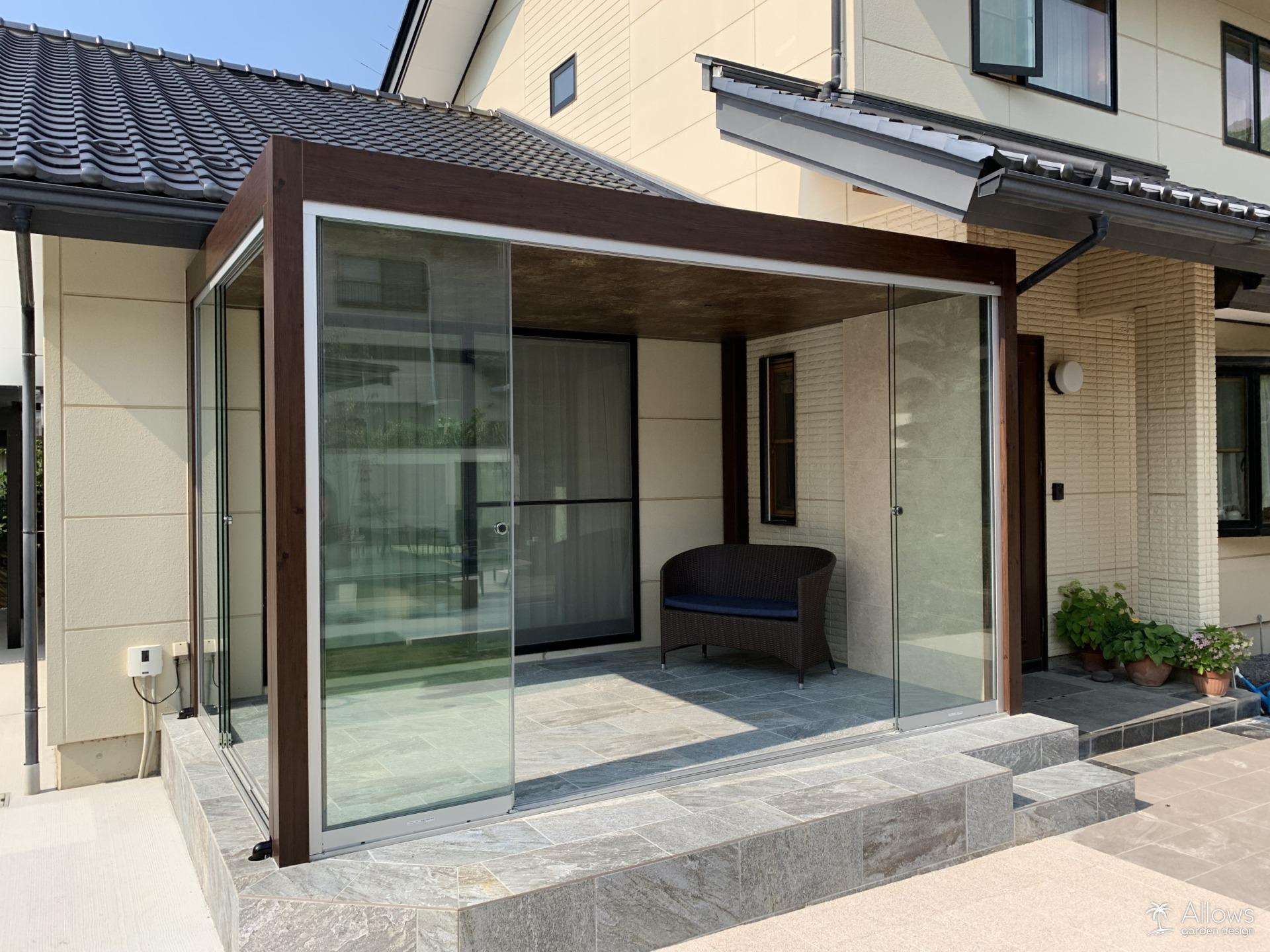 オールグラスポーチとタイルテラス　和からリゾートスタイルへ