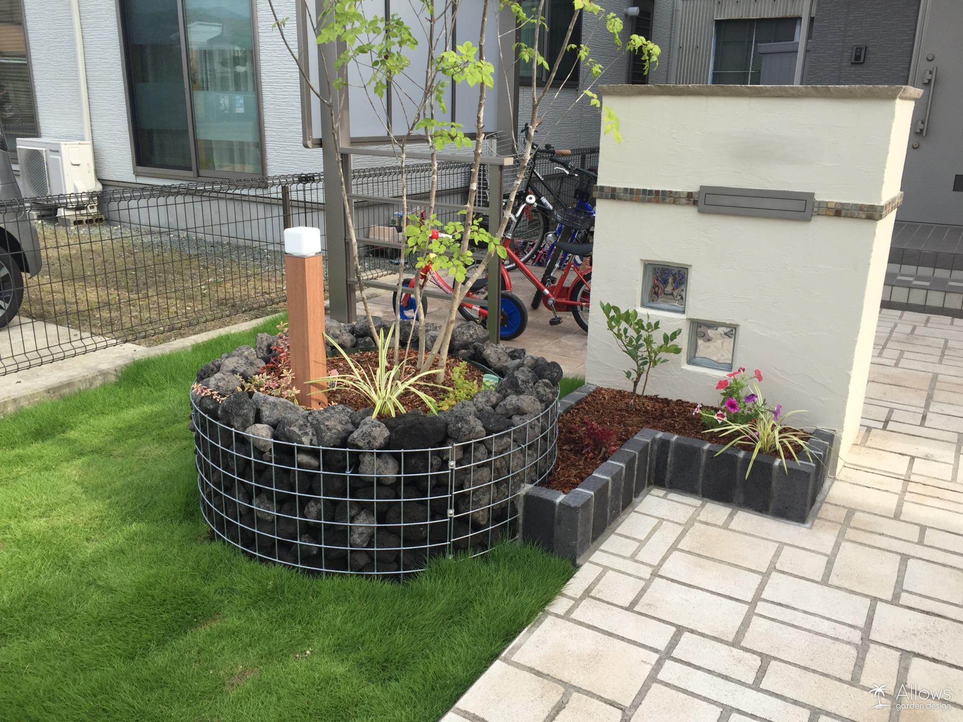 塗り門袖×ガビオン×レンガ花壇