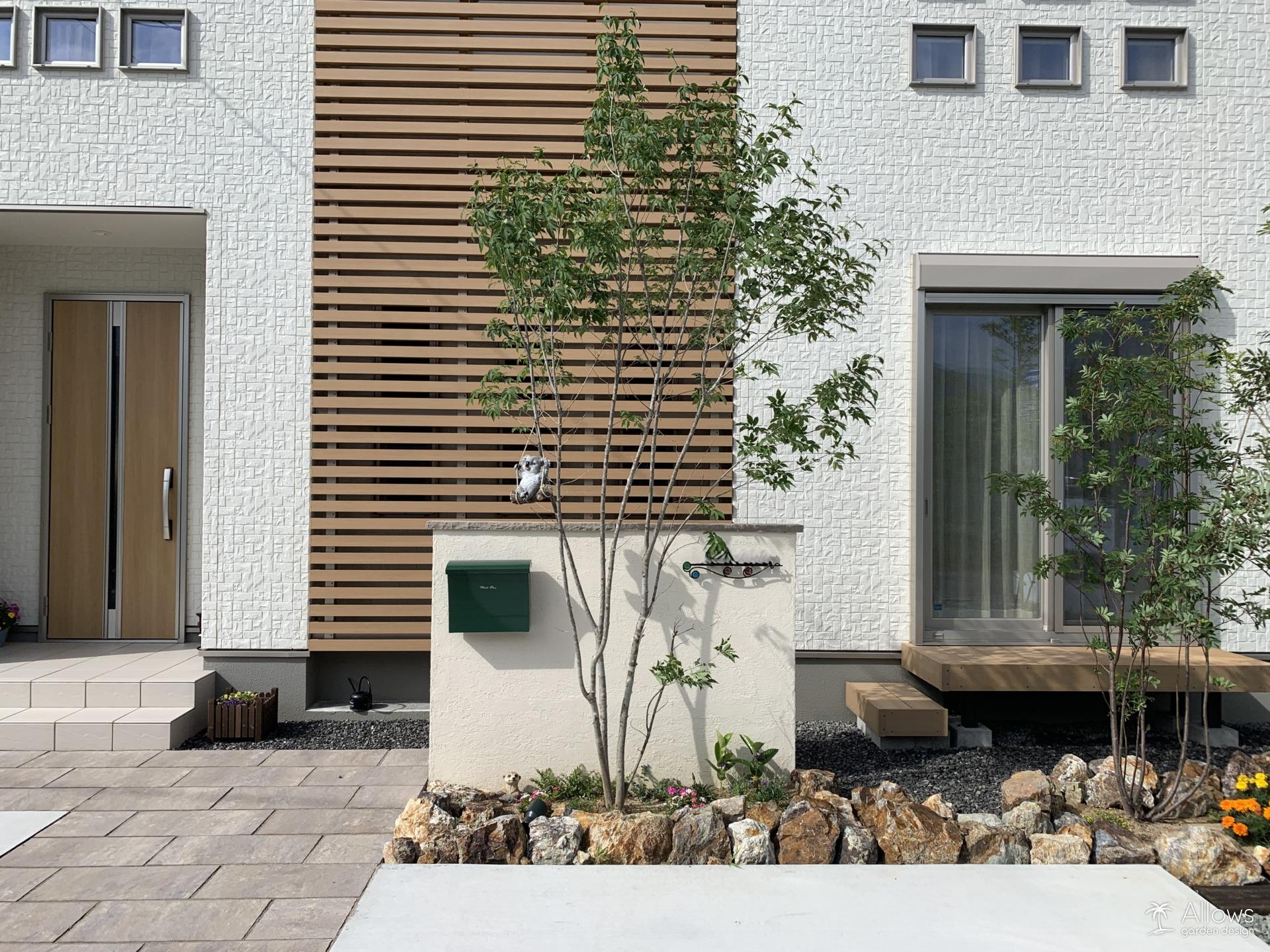 塗り門袖×ごろた石の花壇