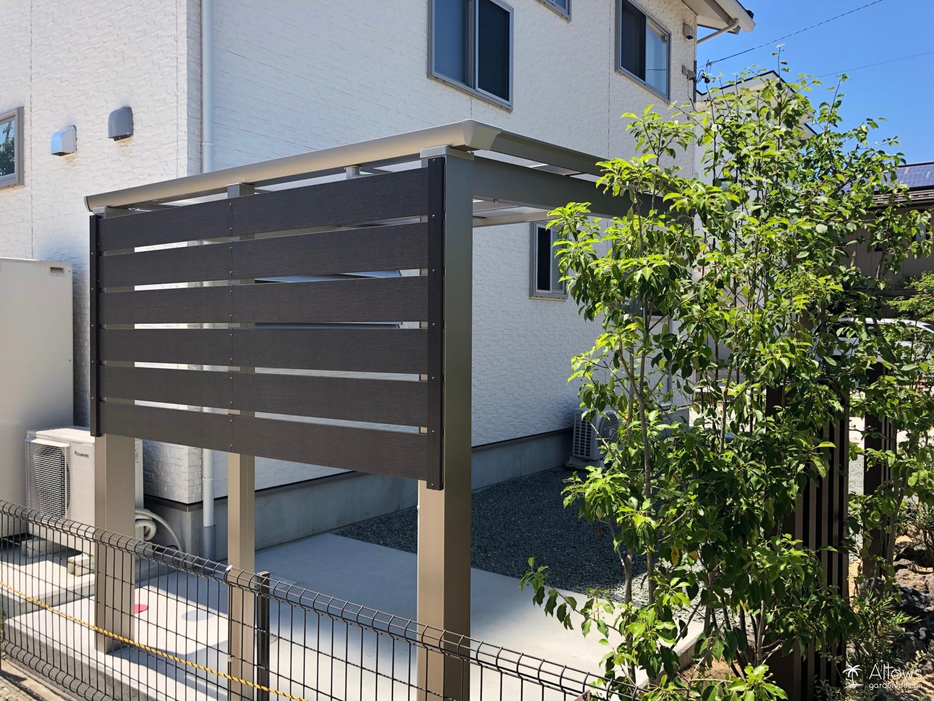 自電車置き場の背面に木調の板