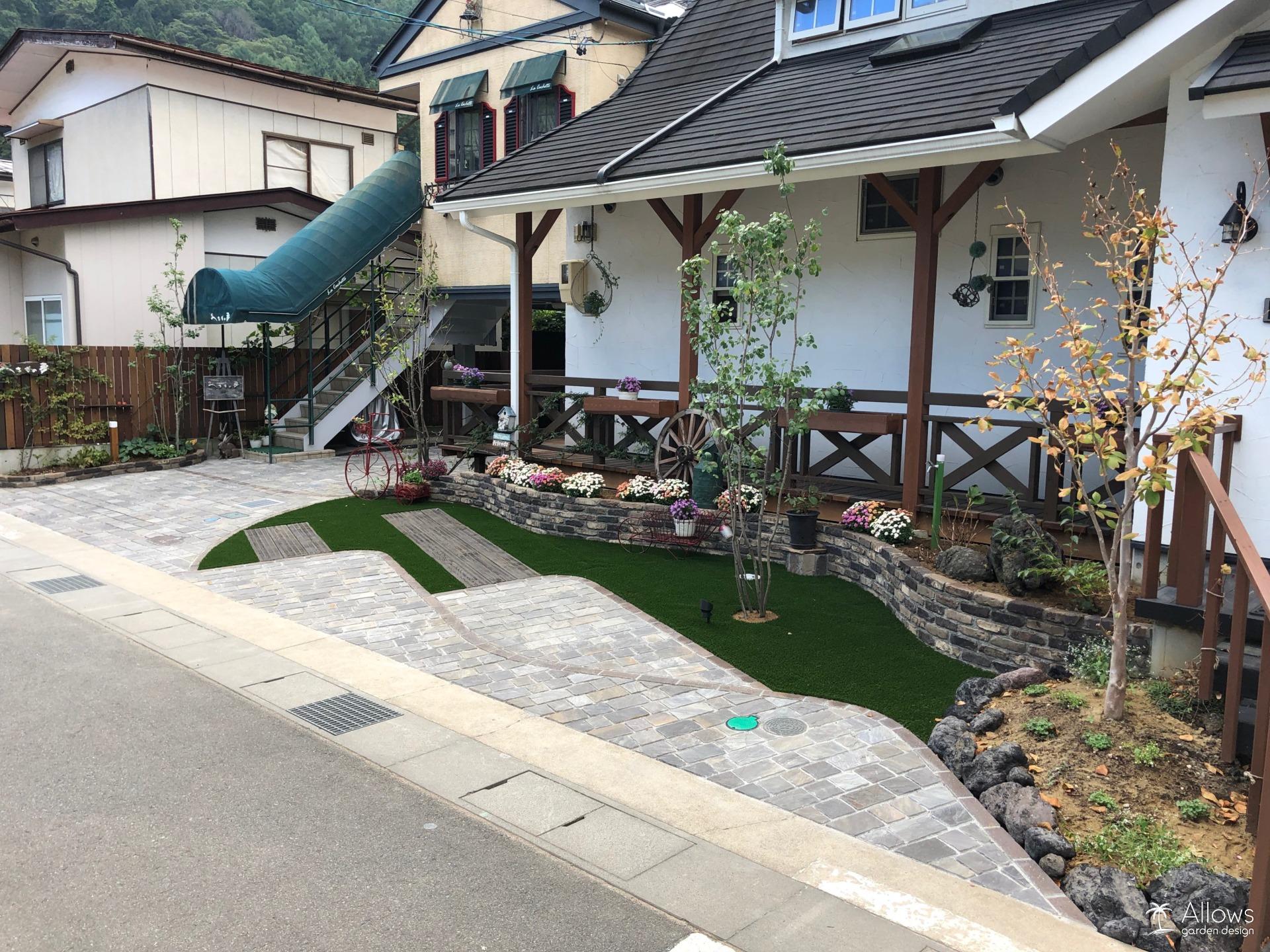 人工芝と花壇と枕木の駐車スペース