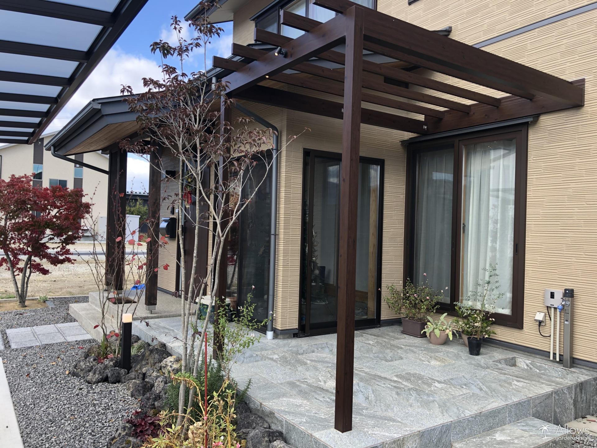 タイルテラス×パーゴラポーチ