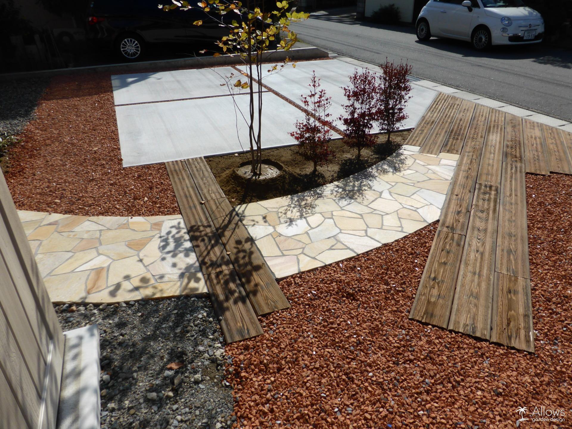 石張りと枕木のアプローチ