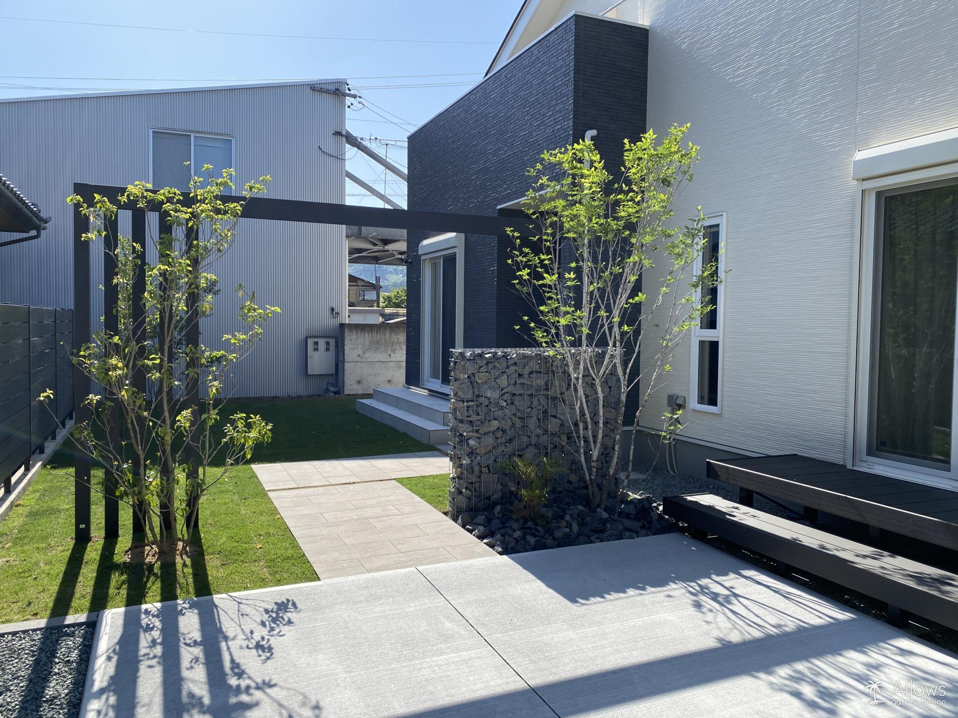 住まいのデザインと調和するシンプル外構