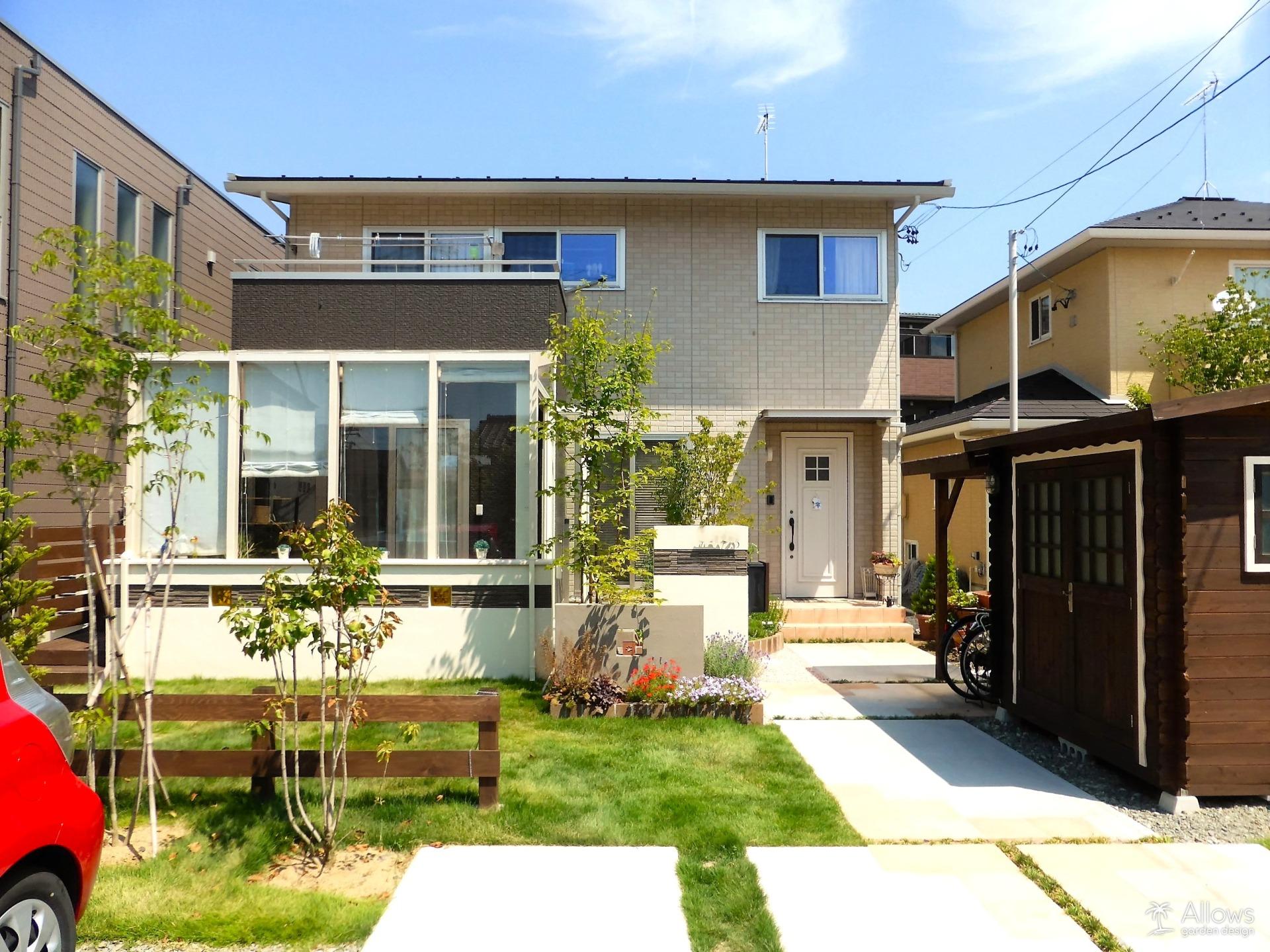 ガーデンルーム腰壁のカラーガラスブロック