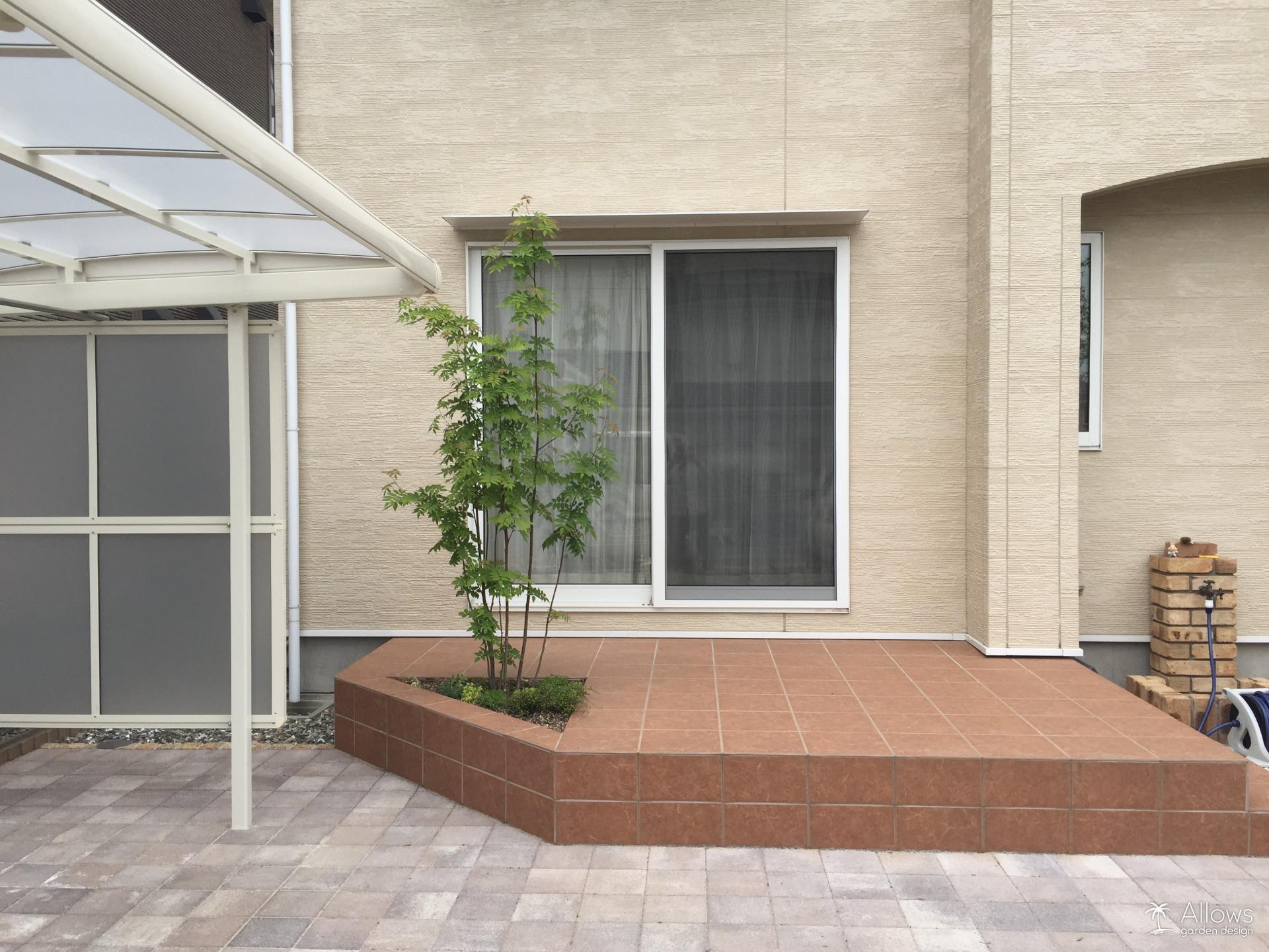 タイルテラスとナナカマド