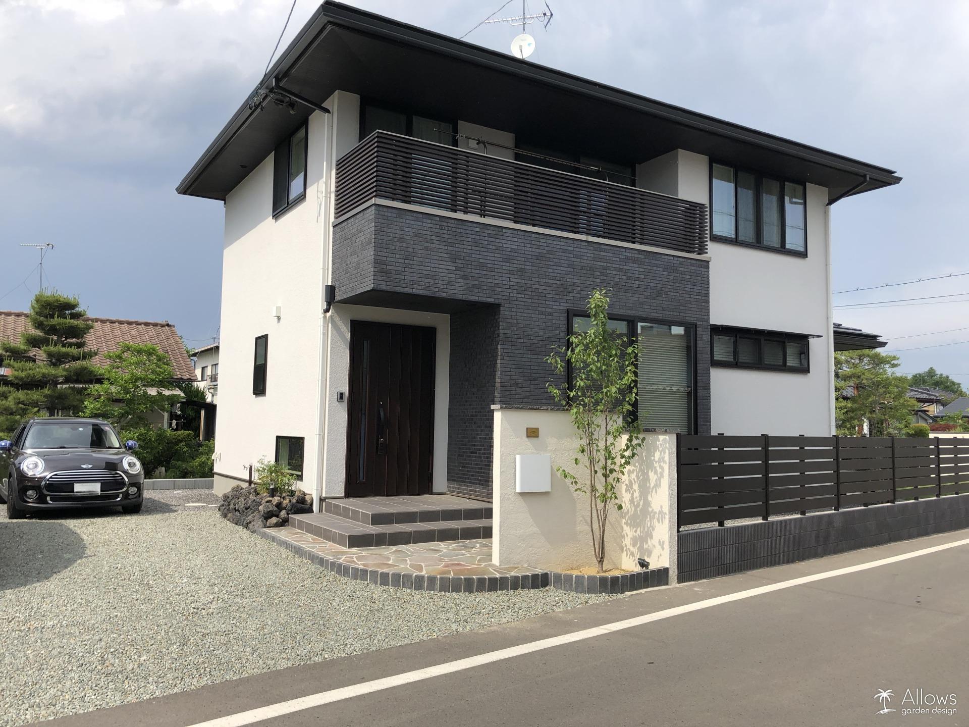 モダンな住宅のウッドデッキ