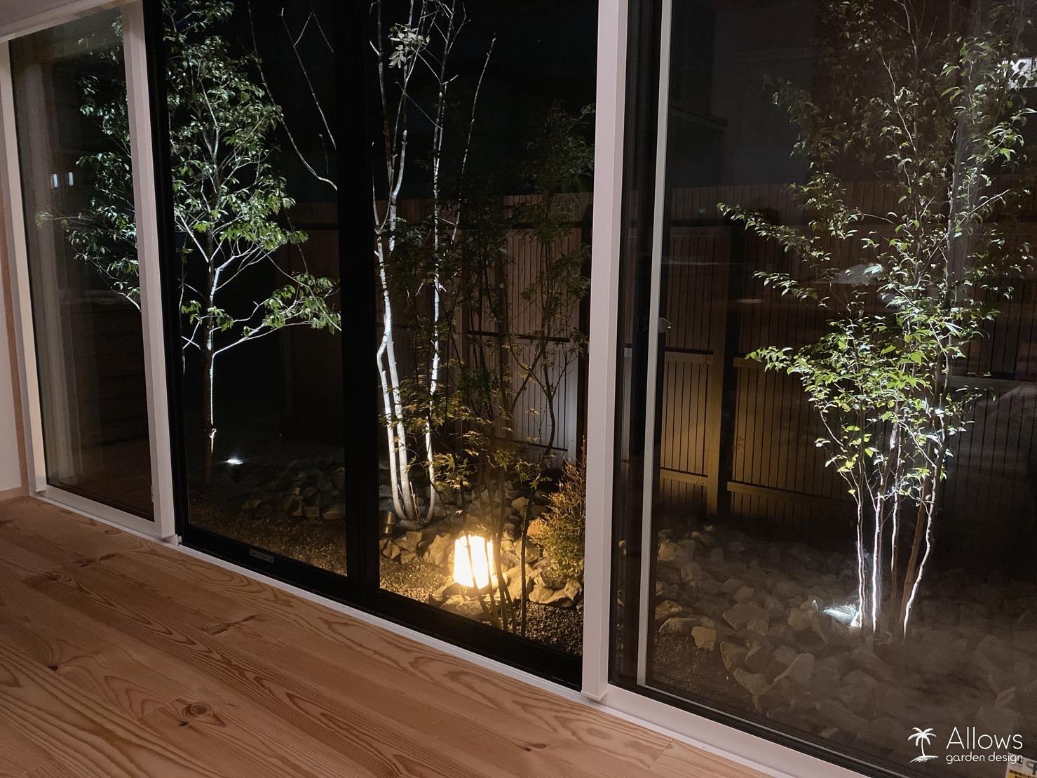 眺める和風旅館のような庭