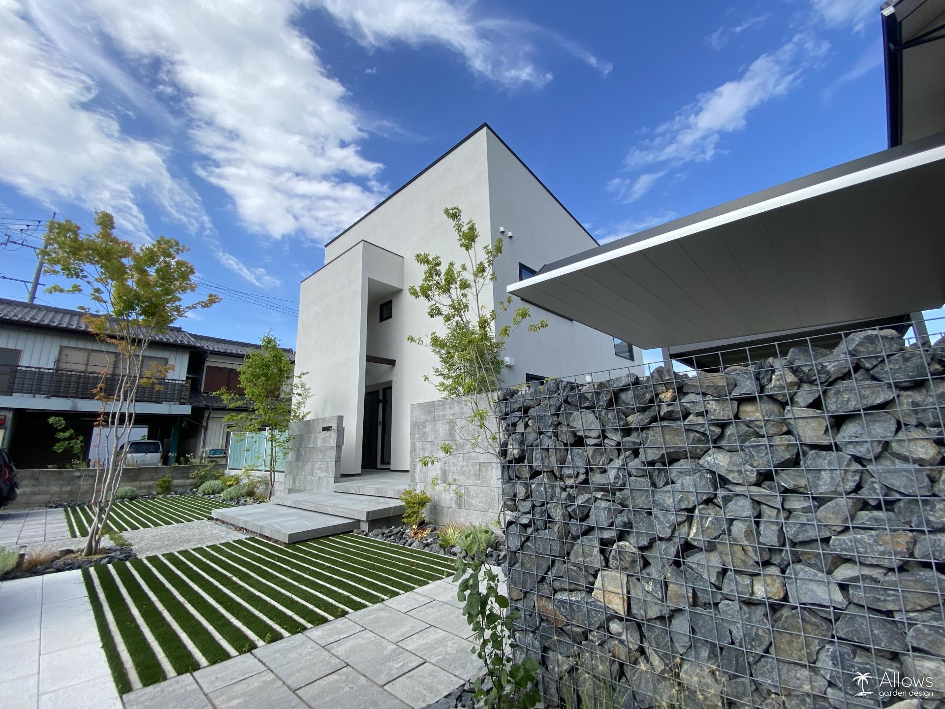 昼の開放感、夜の静寂。二つの顔を持つモダン邸宅。