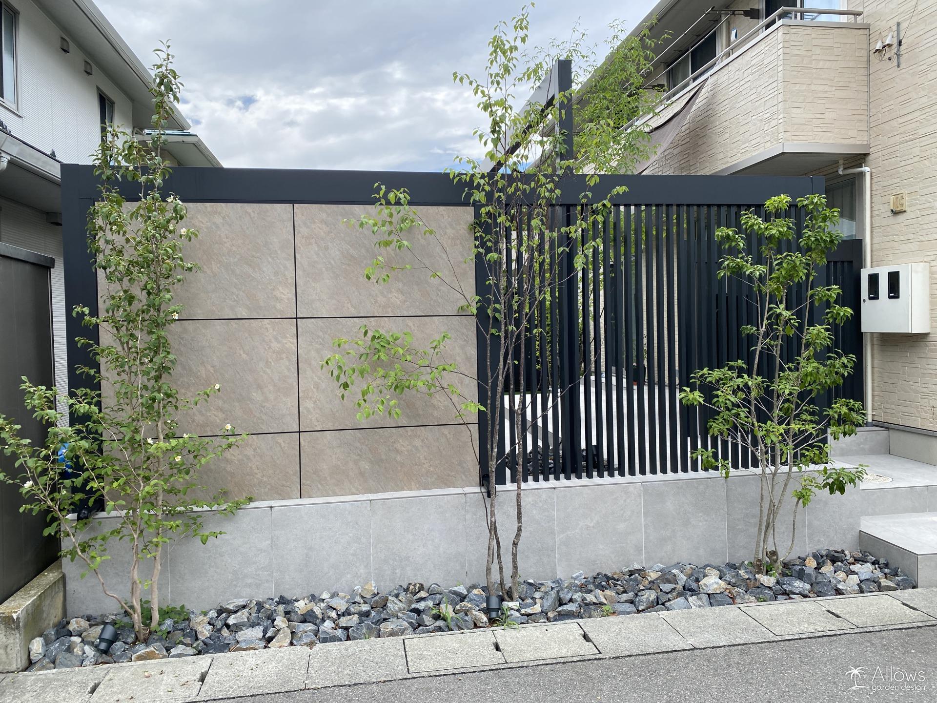 エバーアートボードと格子スクリーンの目隠し