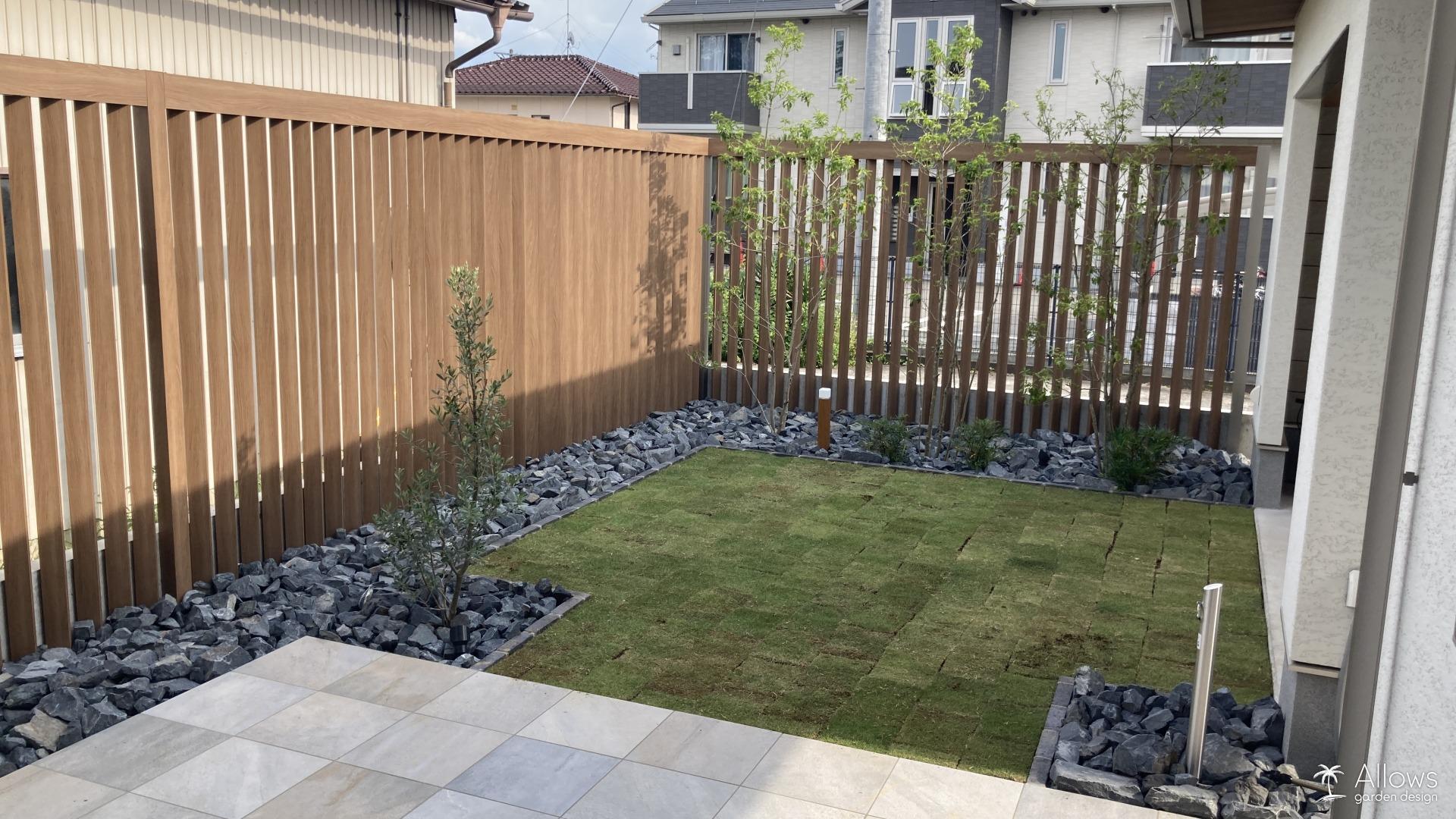 プラスG目隠し格子×揖斐黒石×天然芝