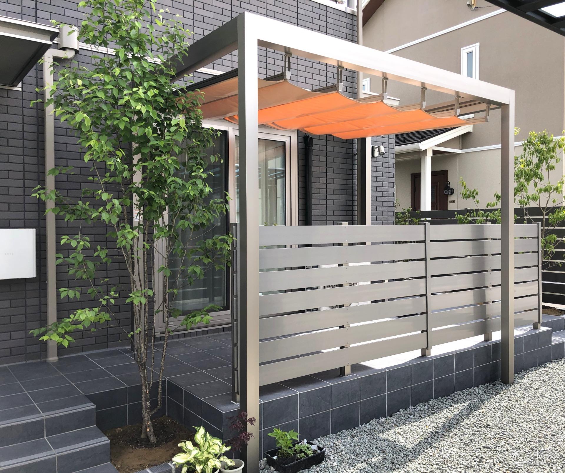 独立オーニングと西日除けの植木（アズキナシ）