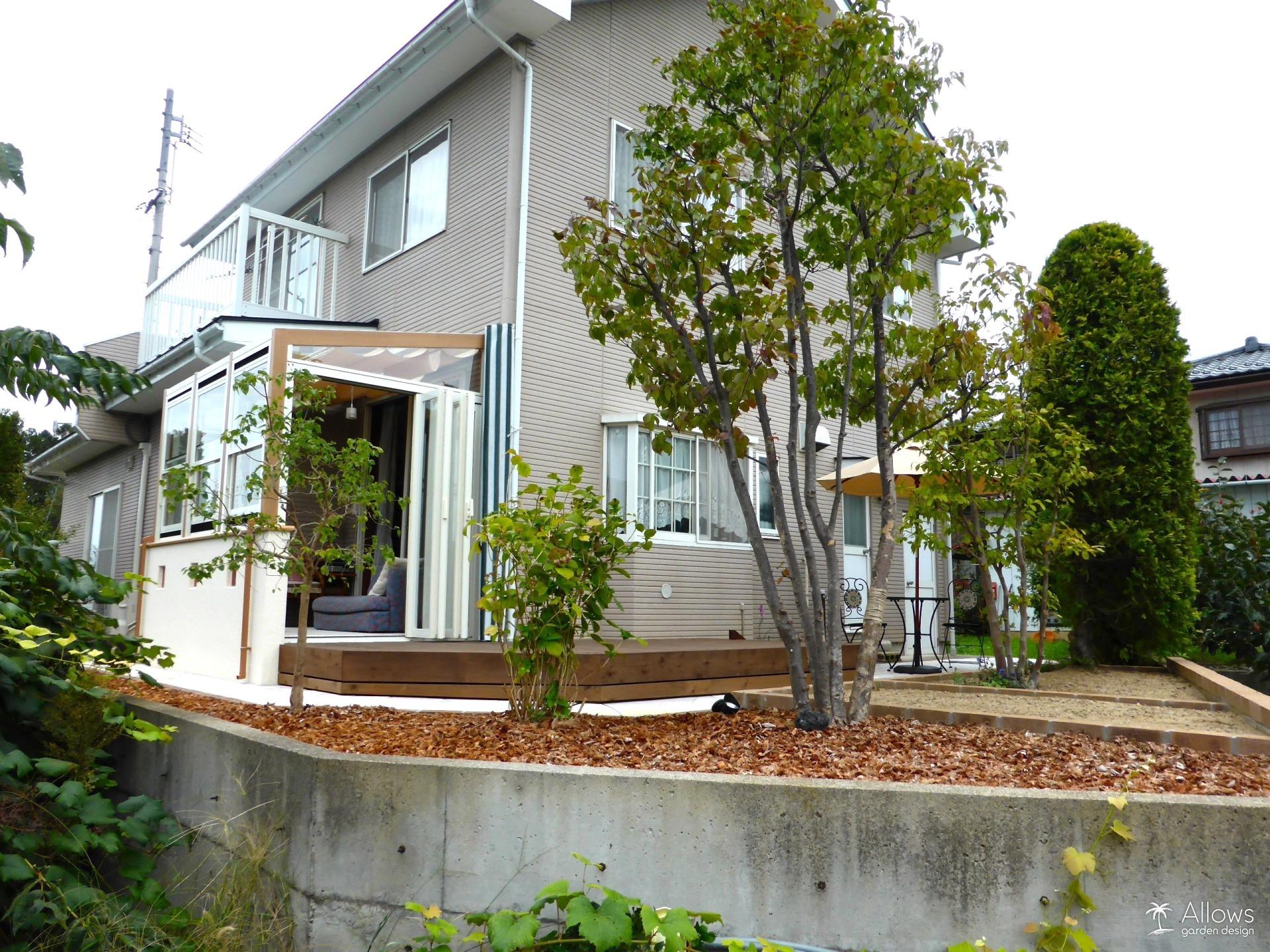 レッドシダー製のウッドデッキ