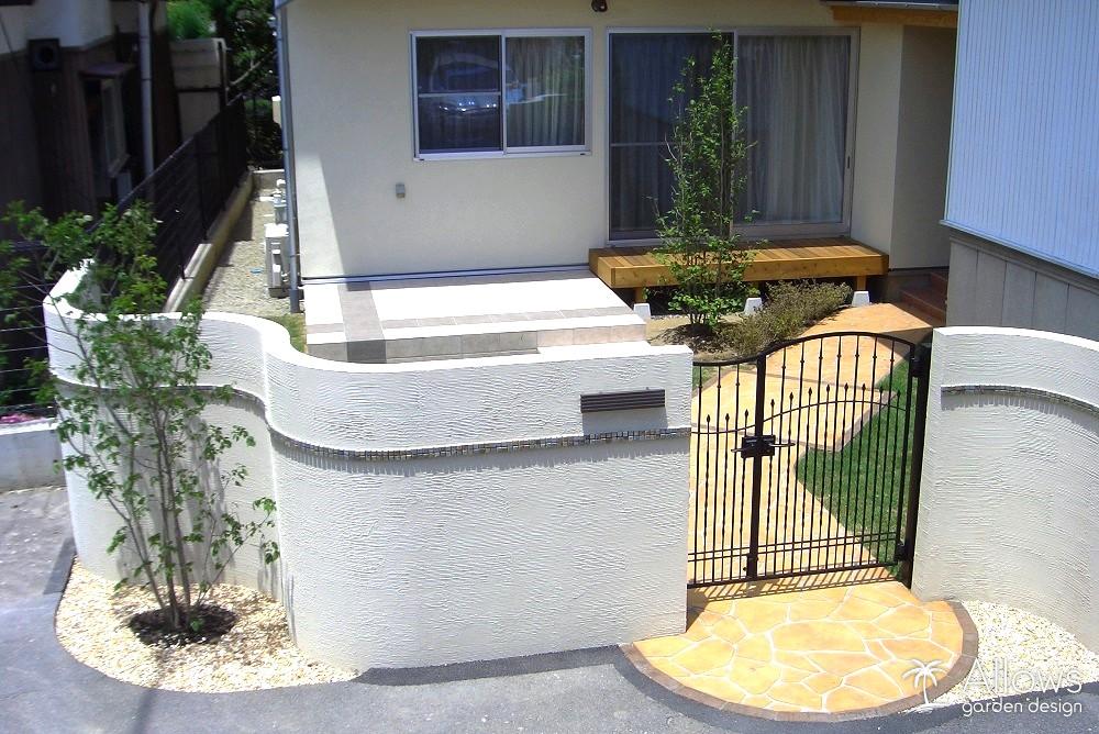 ウッドデッキとタイルテラス