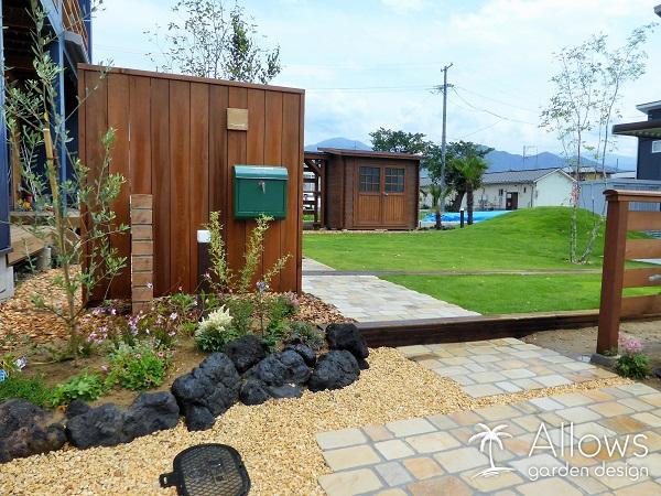 レッドシダー製門袖×天然石の石畳