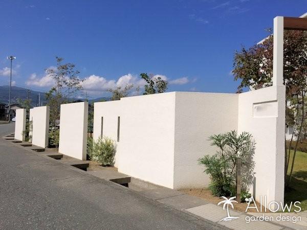 変化を付けた塗り壁で仕切るプライベートガーデン