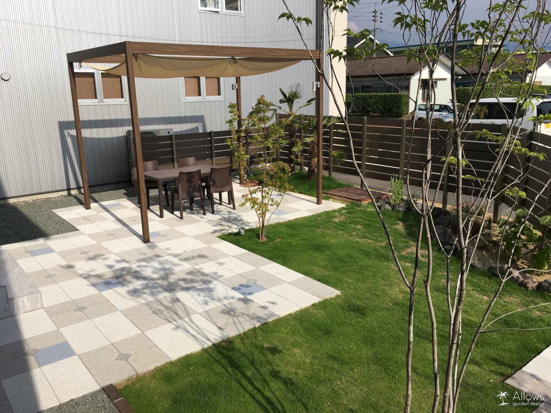 天然芝とインターロッキングのガーデン