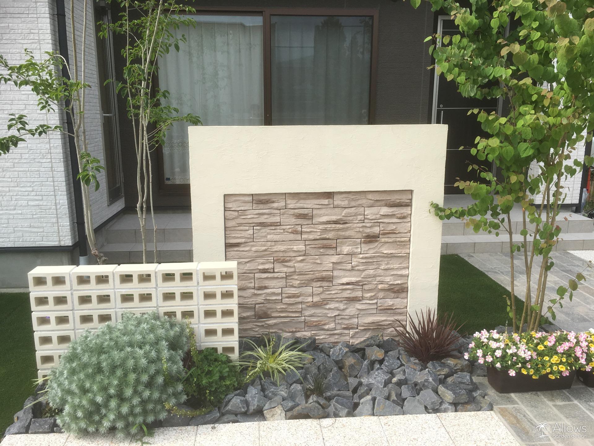 塗りと石調のタイルの門袖×有孔レンガウォール