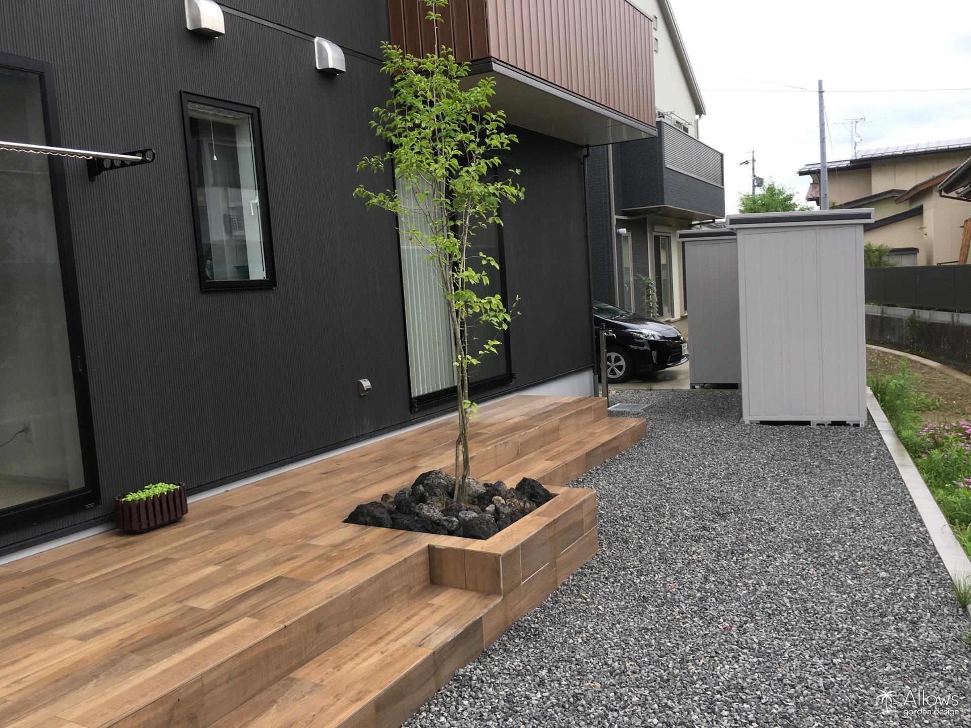 木彫のタイルテラス