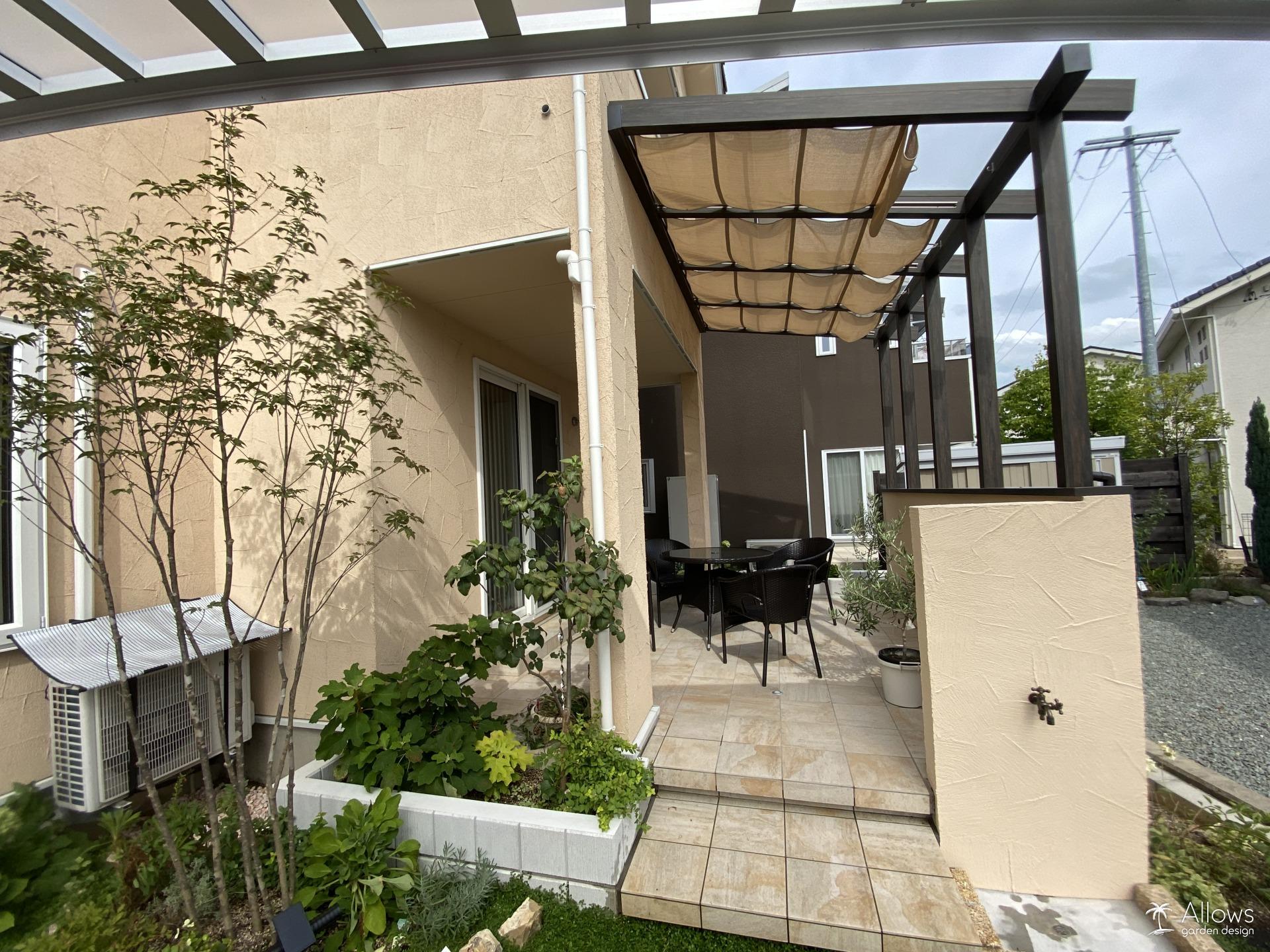 タイルテラス×カフェスタイル腰壁タイプ