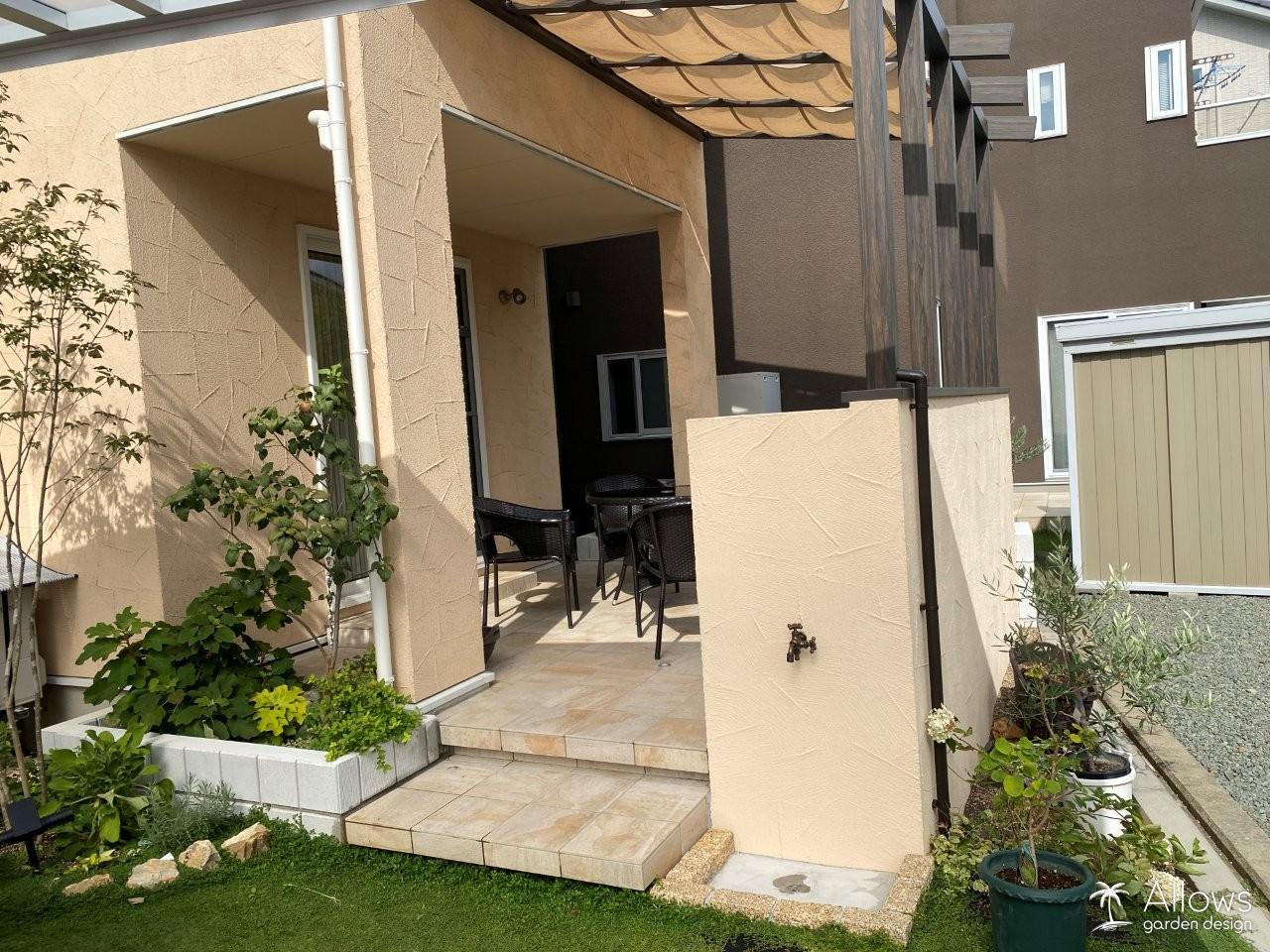 腰壁に組み込んだ立水栓