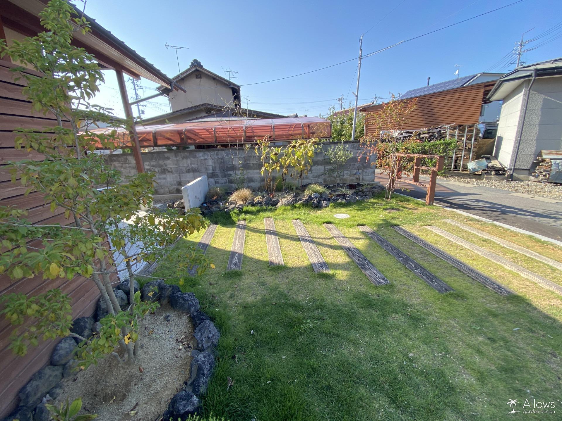 枕木×天然芝×洗い出しのナチュラルアプローチ