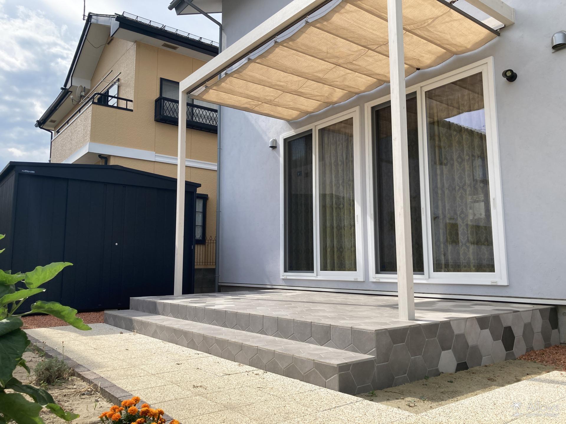 ヘキサゴンタイルと日除け付きフレームポーチ