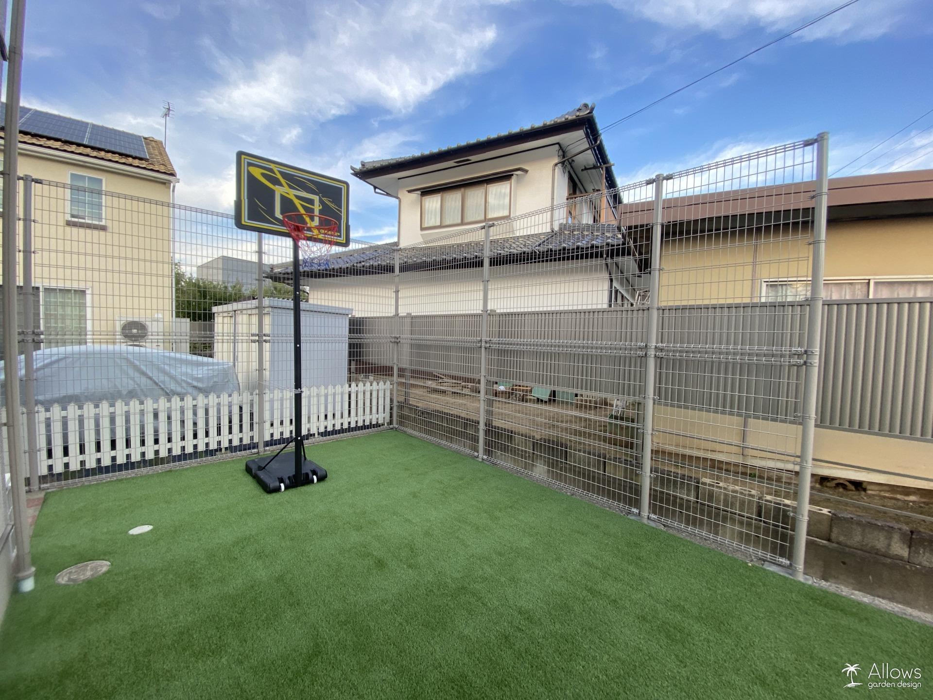 人工芝×3ｍのメッシュフェンスのバスケスペース