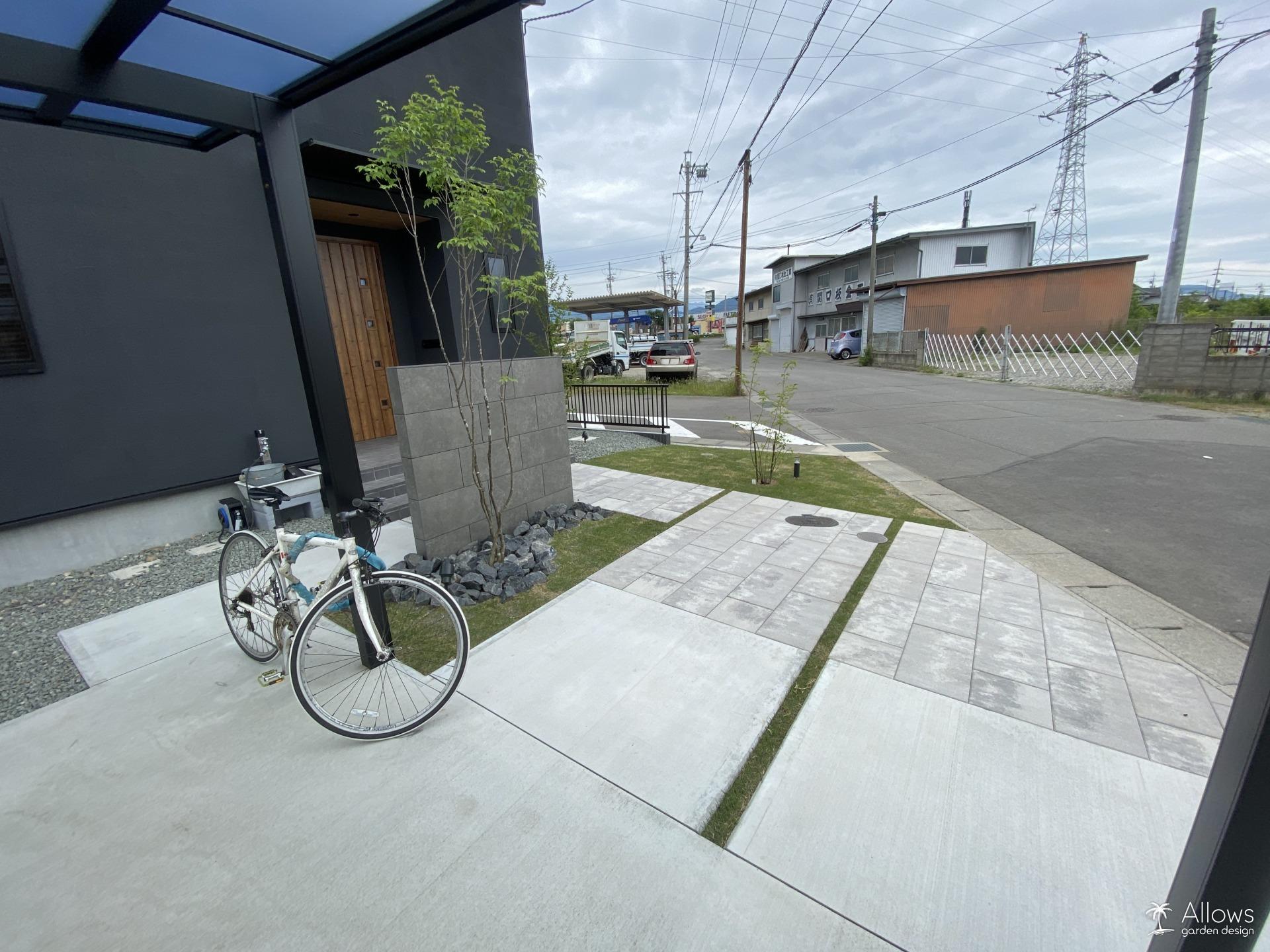 エクレル（クロムグレー）×天然芝のアプローチ