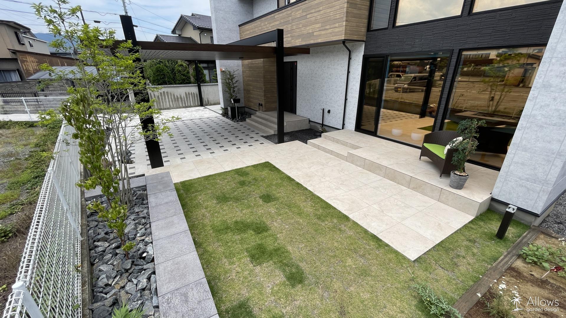 大判タイルのテラス×天然芝