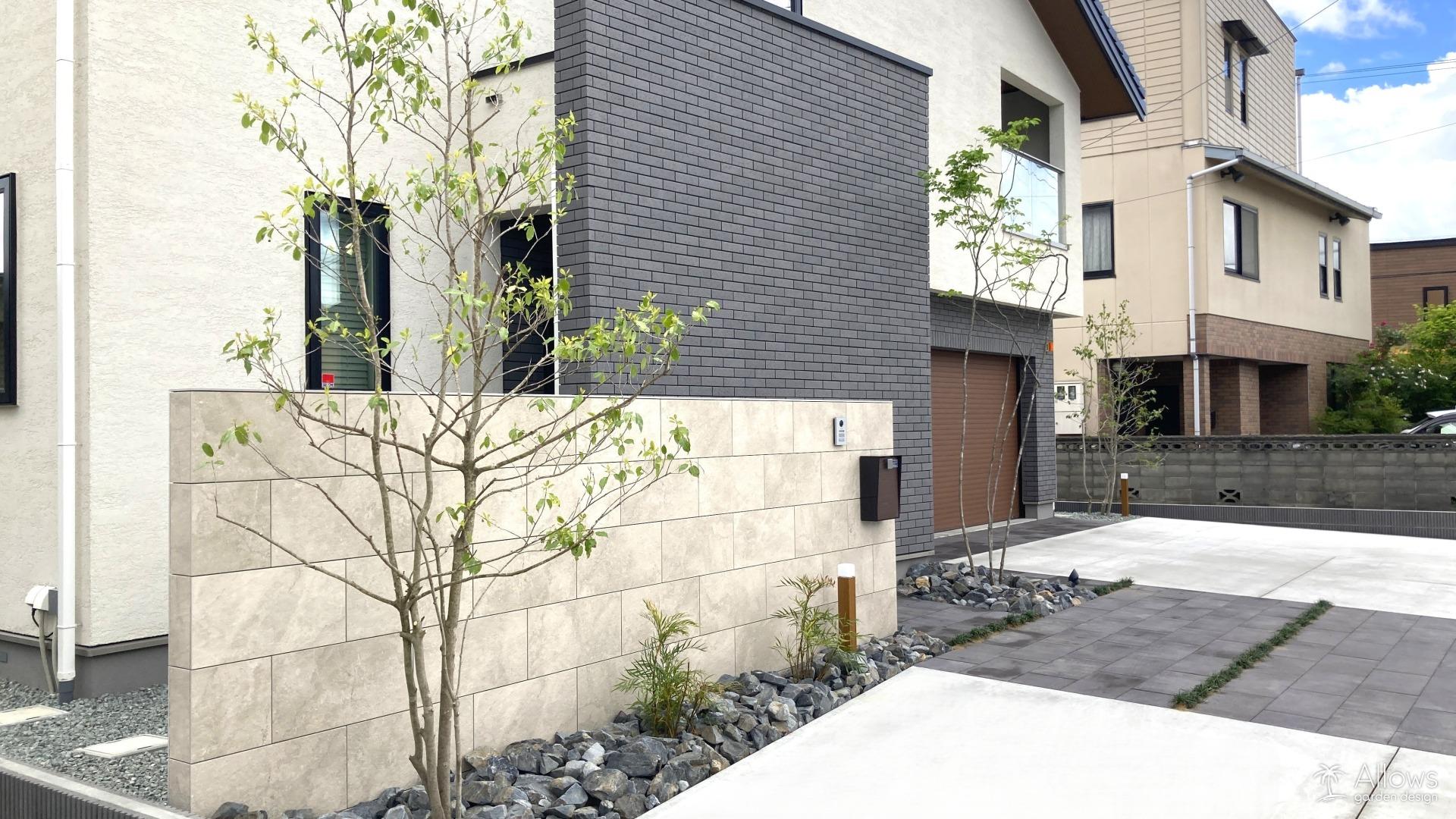 住宅の品格を物語る、横幅4.8mの超ワイド門袖とタイル美の共演