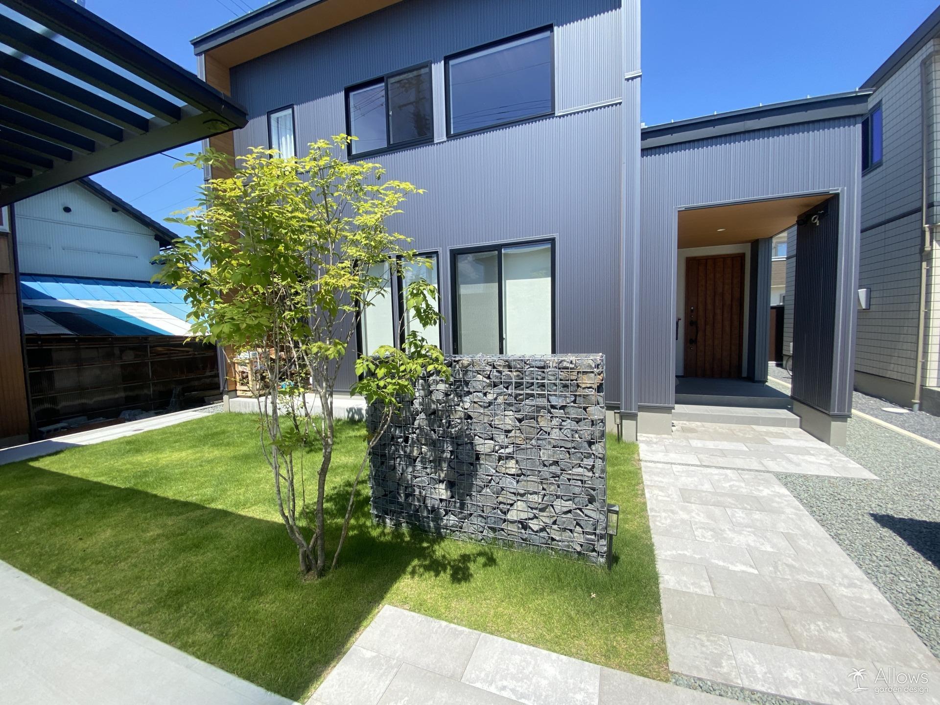 ガビオン門袖と天然芝