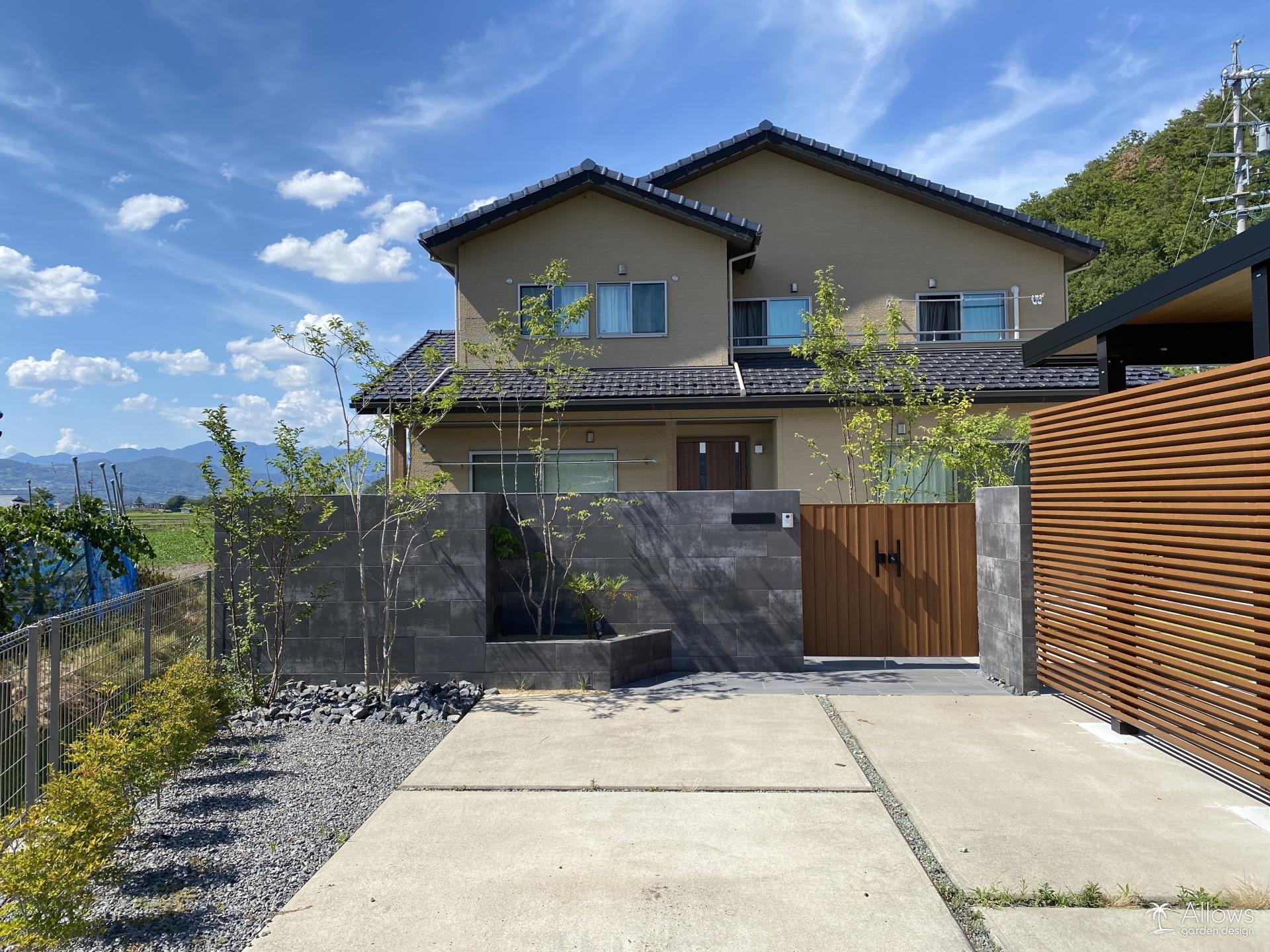 タイル門袖と木調門扉