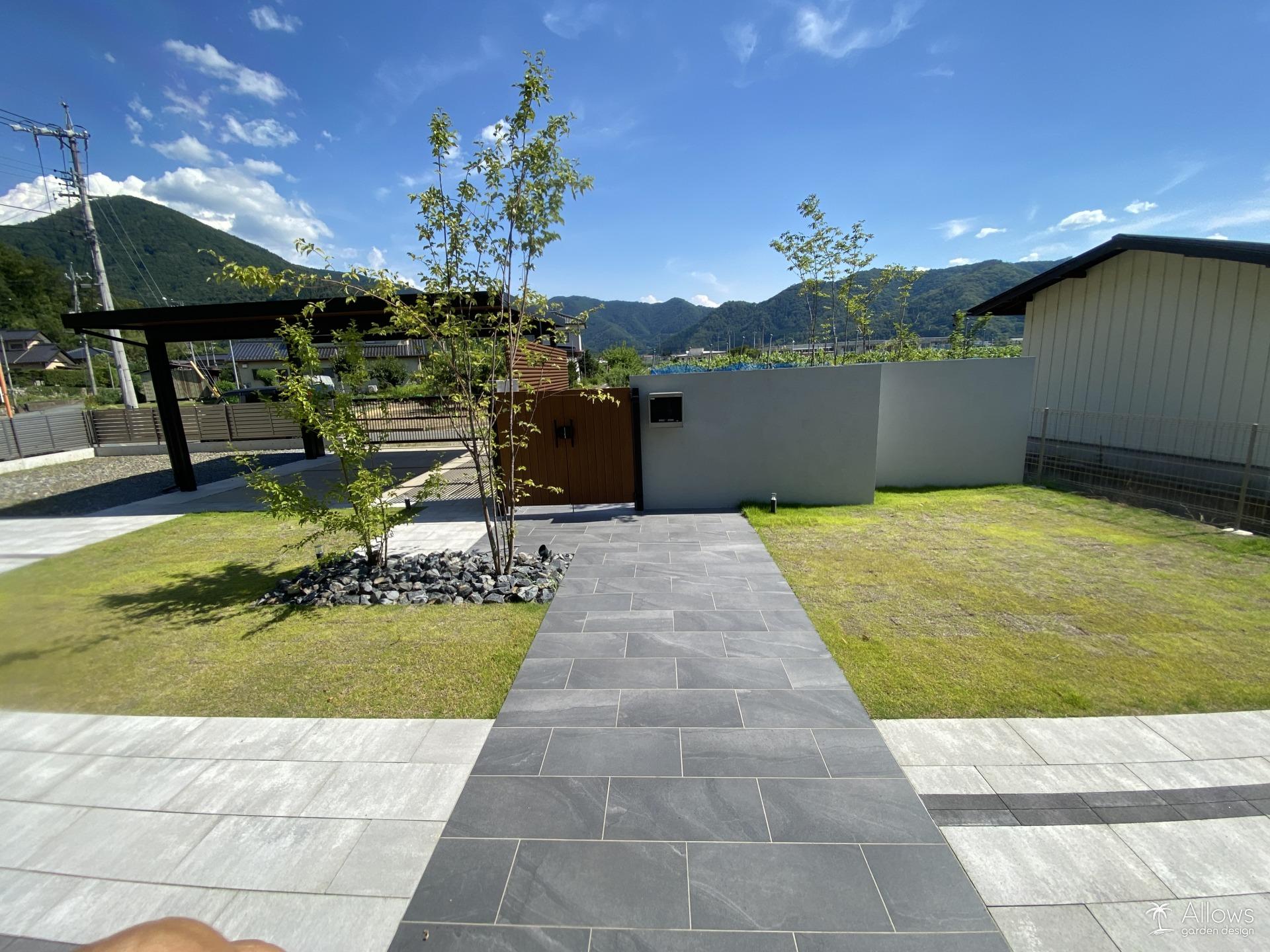 タイル×天然芝のアプローチ