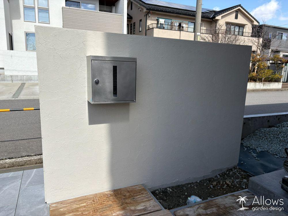 「見せるタイル」と「温もりを感じるジョリパット」。門袖の裏側にジョリパットを選ぶメリットとは?