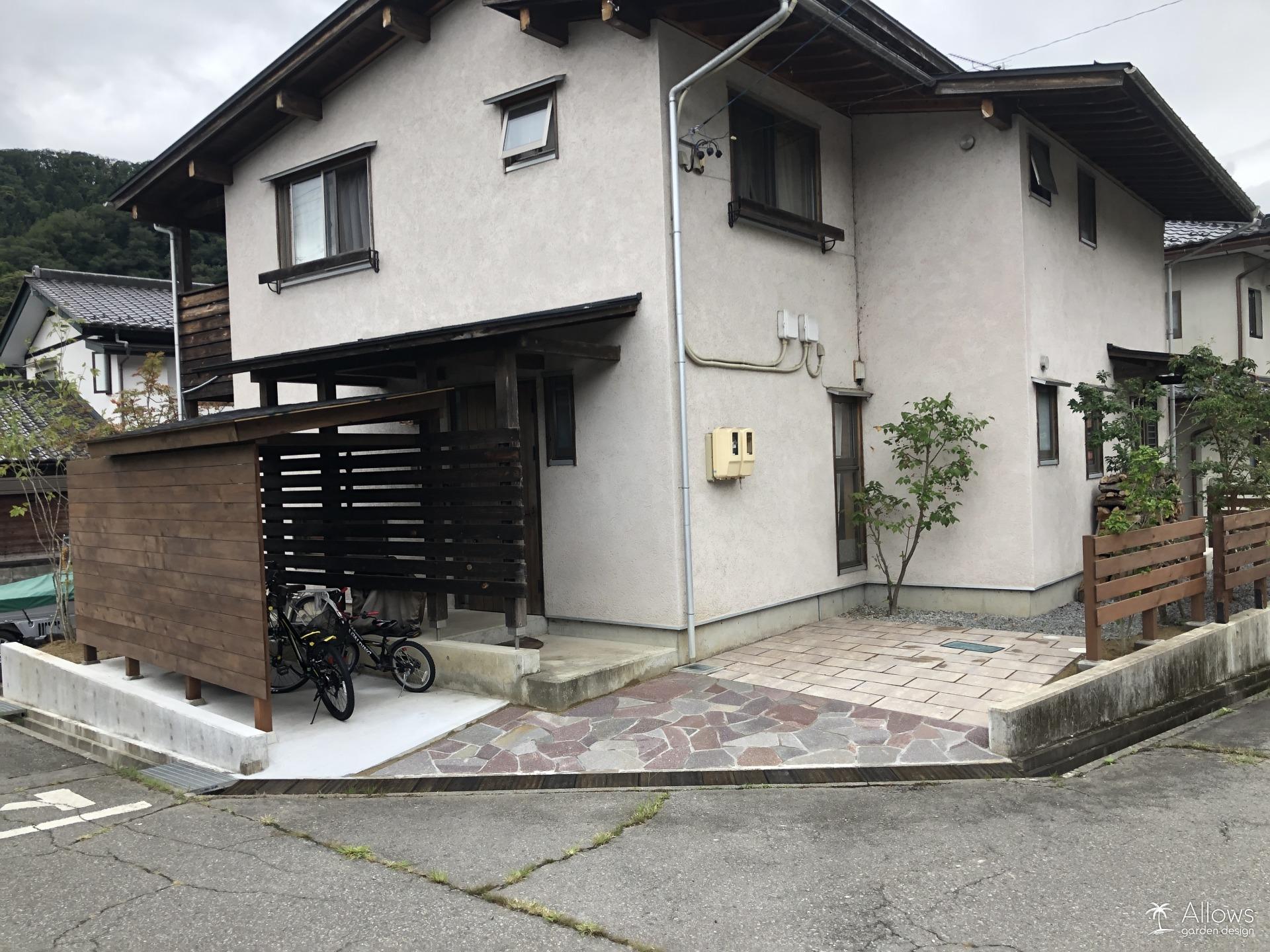 木製のサイクルポート×薪置場