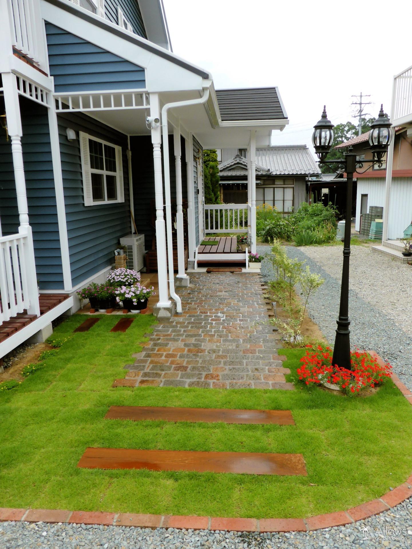 石畳風天然石×枕木のアプローチ