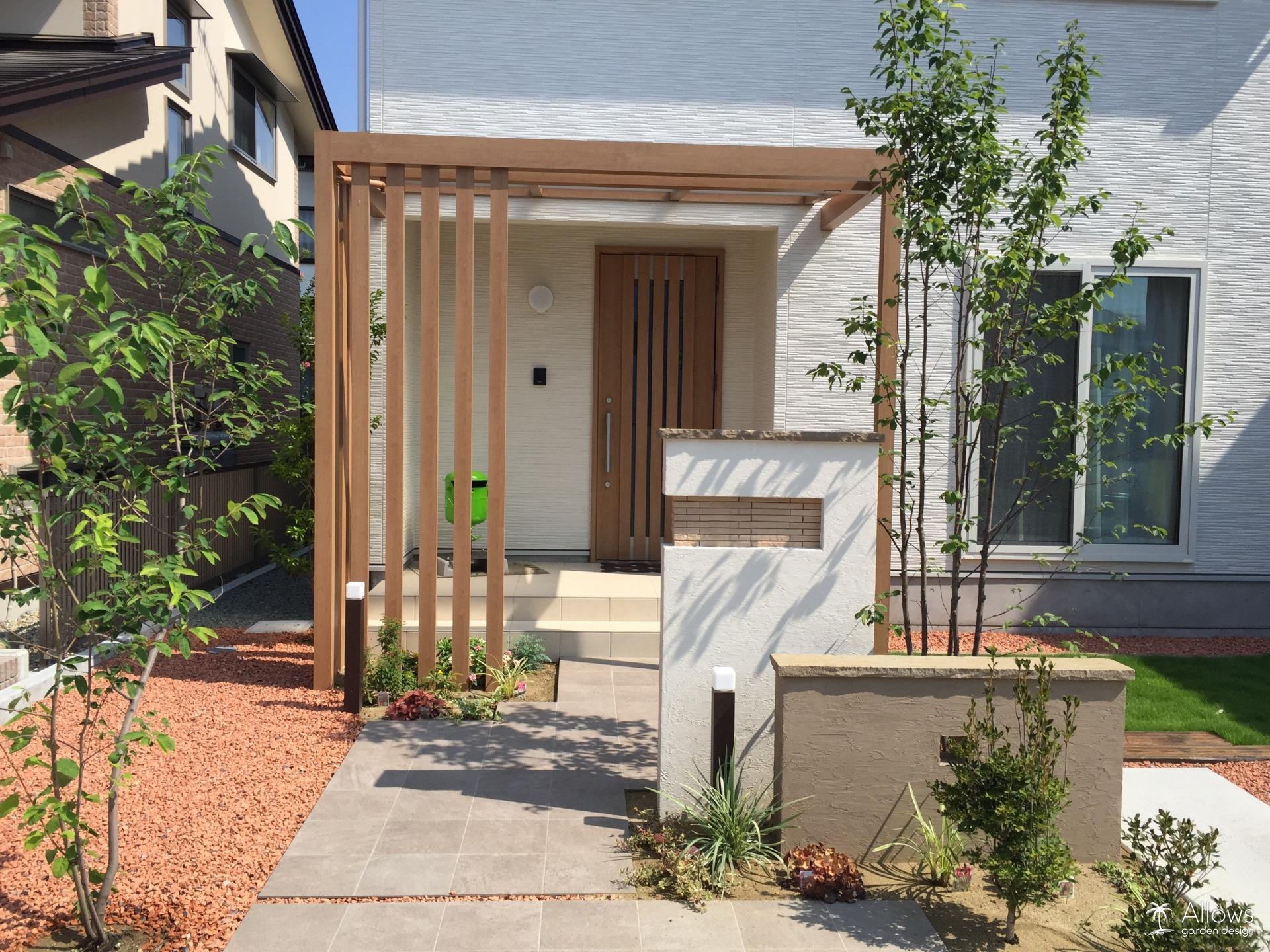 プラスGの玄関ルーフ×塗り門袖